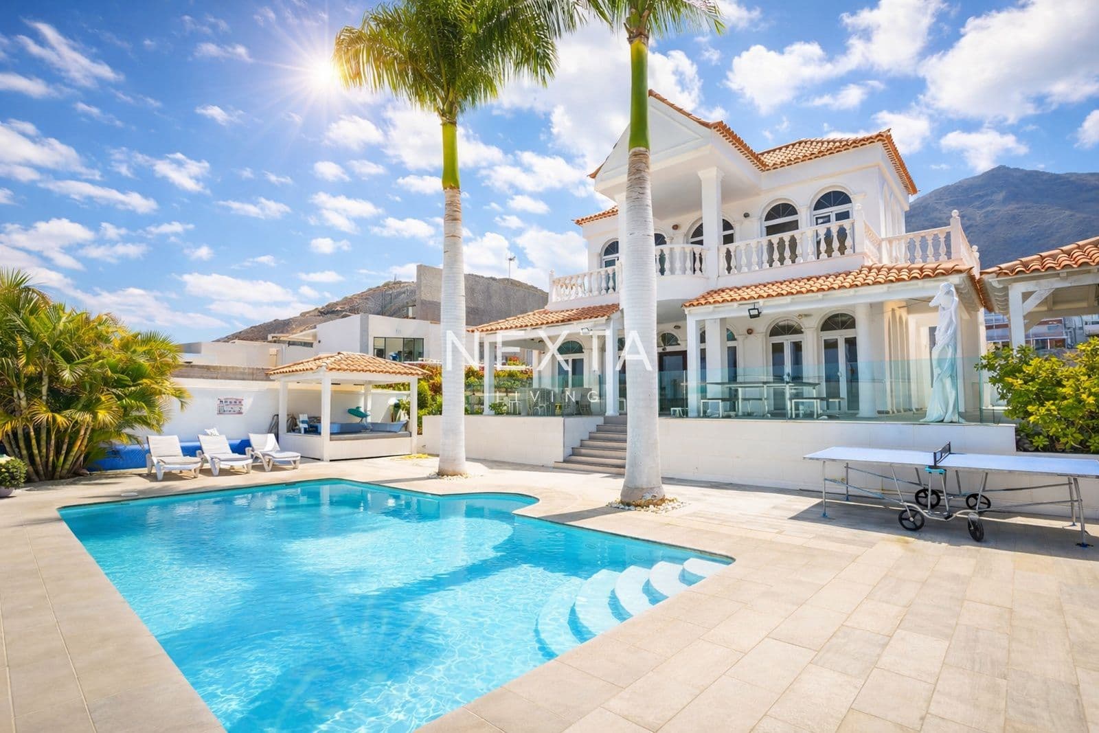 Private villa with heated pool and sea views in El Madroñal