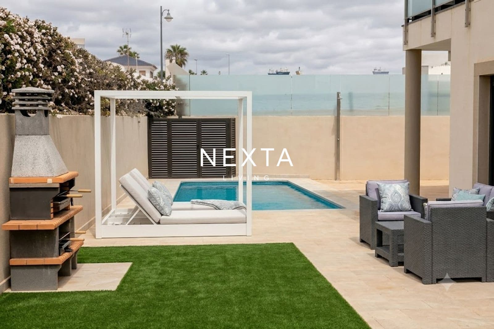 ¡Villa with private pool, gardens and spacious interior areas in Golf del Sur!